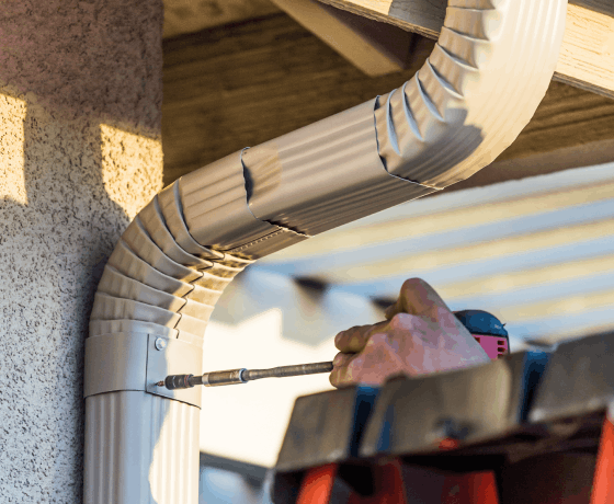 縦樋の取り付け